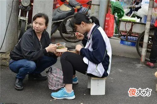 高中家长“送饭”惹争议，门口“野餐”成风景线，是溺爱还是关爱