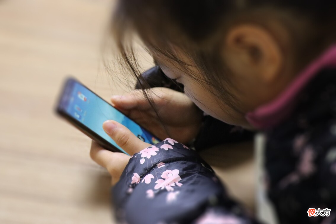 要避免孩子沉迷手机,父母就不能监督控制他们,因为越控制越沉迷