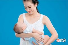 新生宝宝横抱就哭，几个月才能竖抱？爸妈掌握正确姿势是关键