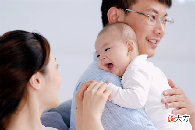 新生宝宝横抱就哭，几个月才能竖抱？爸妈掌握正确姿势是关键