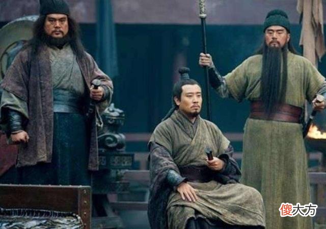 【爱历史】刘备起家：拉虎皮扯大旗，有个皇室身份有多重要，三足鼎立全靠它