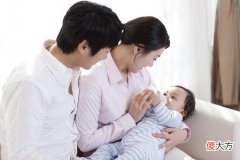 宝宝吃奶时睡着了该叫醒吗？叫不叫醒危害都有，重点看这个因素