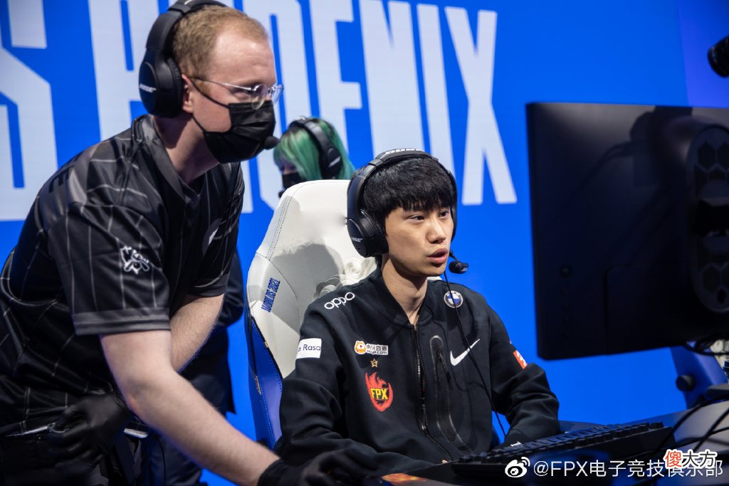 【游戏迷】“一人吃三路，打团出纯肉！”FPX再度不敌DK，Doinb全场隐身牛宝遭针对，教练BP背大锅！