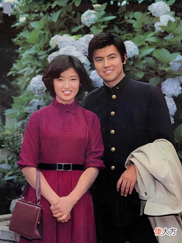 【时尚一点】樱花女神山口百惠,素净穿搭真时髦,一颦一笑的优雅气质藏不住