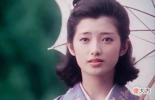 【时尚一点】樱花女神山口百惠,素净穿搭真时髦,一颦一笑的优雅气质藏不住