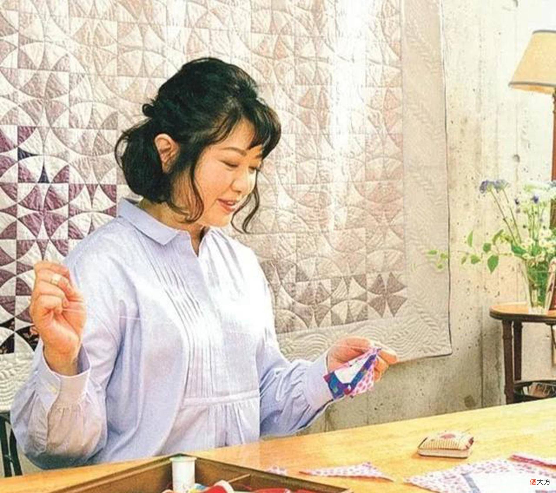 【时尚一点】樱花女神山口百惠,素净穿搭真时髦,一颦一笑的优雅气质藏不住