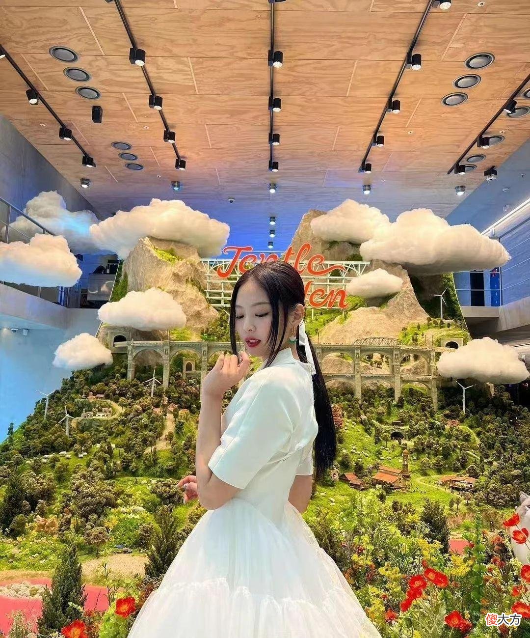 【时尚一点】周也撞衫金智妮，穿公主裙大象腿抢镜，但高级感完胜韩国小家子气