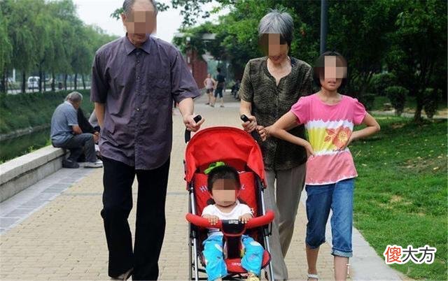 “姥姥好还是奶奶好”?7岁孩子给出的答案,让家人面色难堪