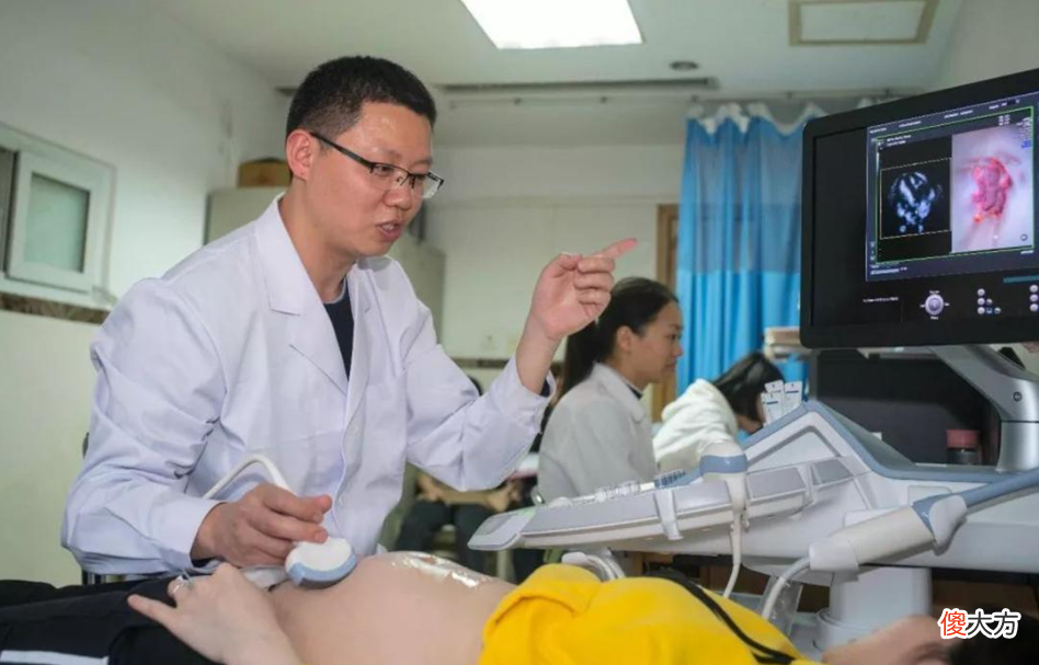 “娃都出来了你还掏啥？”，产妇指责男医生过分，突然下面一疼