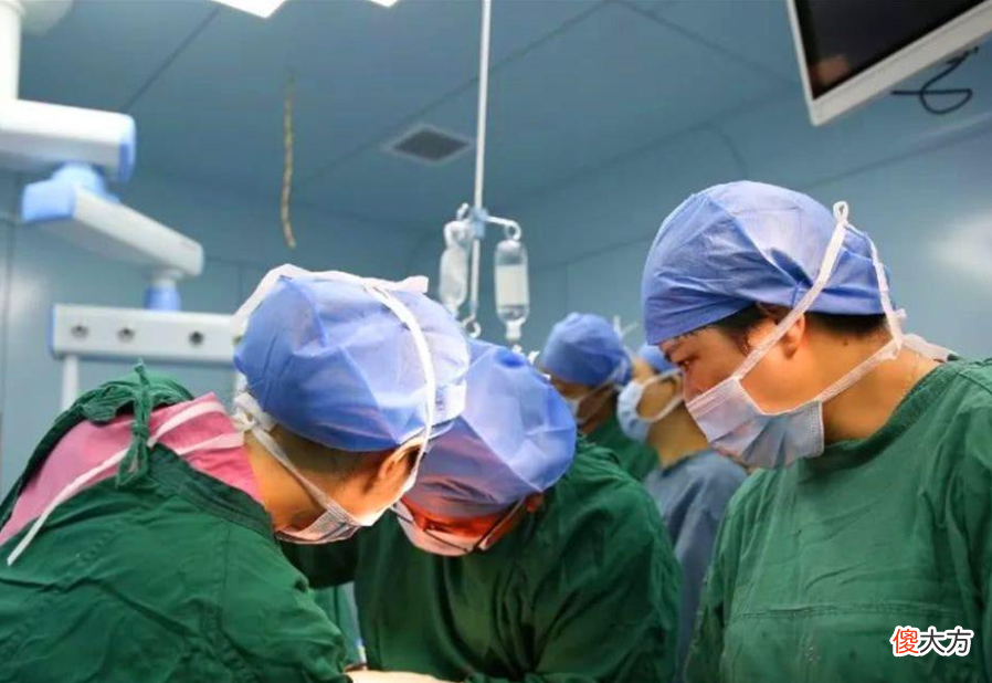 “娃都出来了你还掏啥？”，产妇指责男医生过分，突然下面一疼