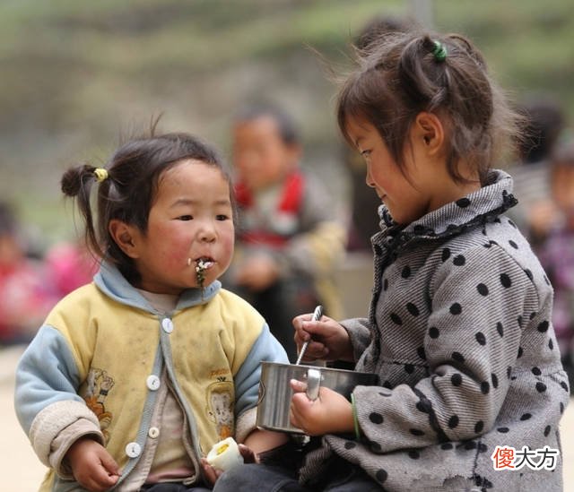 带孩子回农村老家过年，发现我娃是最“没教养”的那一个
