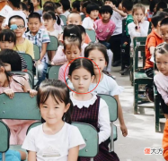 幼儿园高颜值女孩走红，没看镜头却能让人一眼捕捉，天生的主角