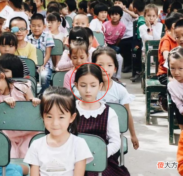 幼儿园高颜值女孩走红，没看镜头却能让人一眼捕捉，天生的主角