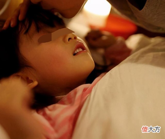 幼儿园高颜值女孩走红，没看镜头却能让人一眼捕捉，天生的主角