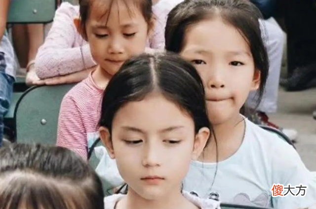 幼儿园高颜值女孩走红，没看镜头却能让人一眼捕捉，天生的主角