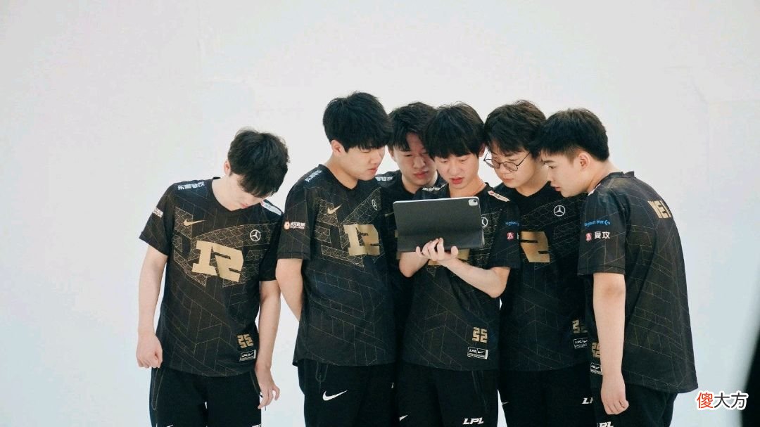 【游戏世界】S赛前瞻：RNG队员开启战神模式 Cryin苦练黑武器