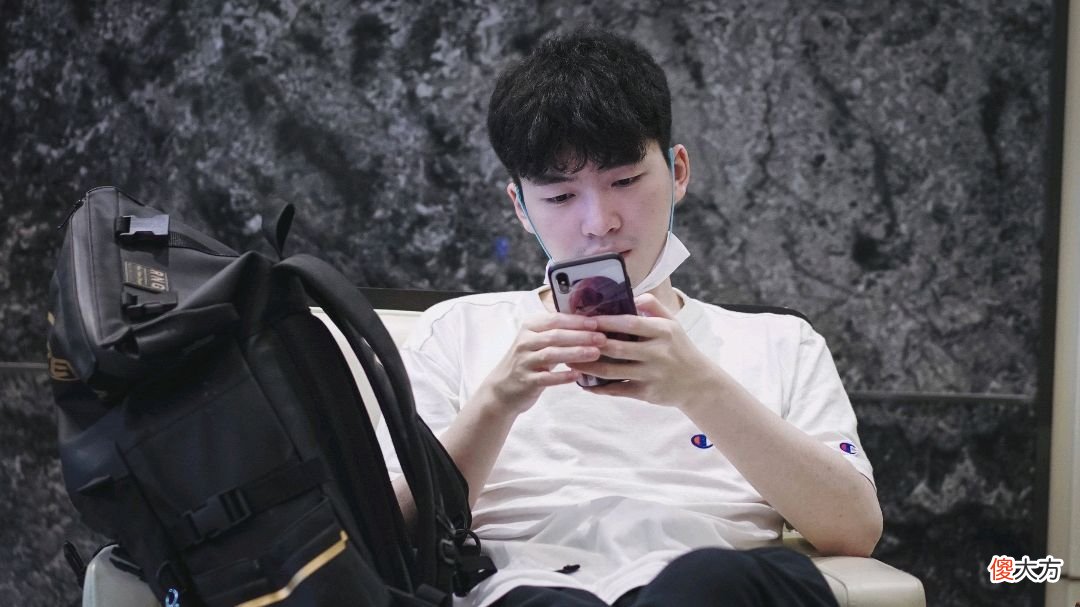 【游戏世界】S赛前瞻：RNG队员开启战神模式 Cryin苦练黑武器