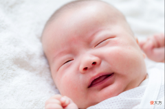 新生宝宝经常吐奶，除了拍嗝，家长需对照自查原因，附应对方法