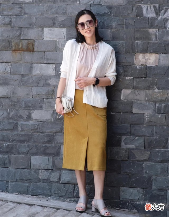 【时尚一点】上年纪的女人，有条件的建议买这4种外套，时髦百搭，高级又显瘦