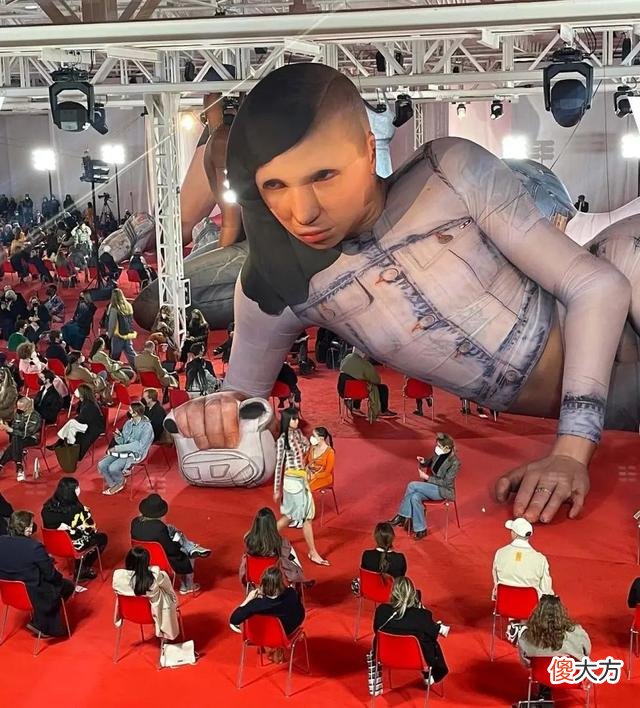 【就爱时尚】“巨型充气人偶”闪现淮海路引热议，是潮流艺术还是“丑东西”？