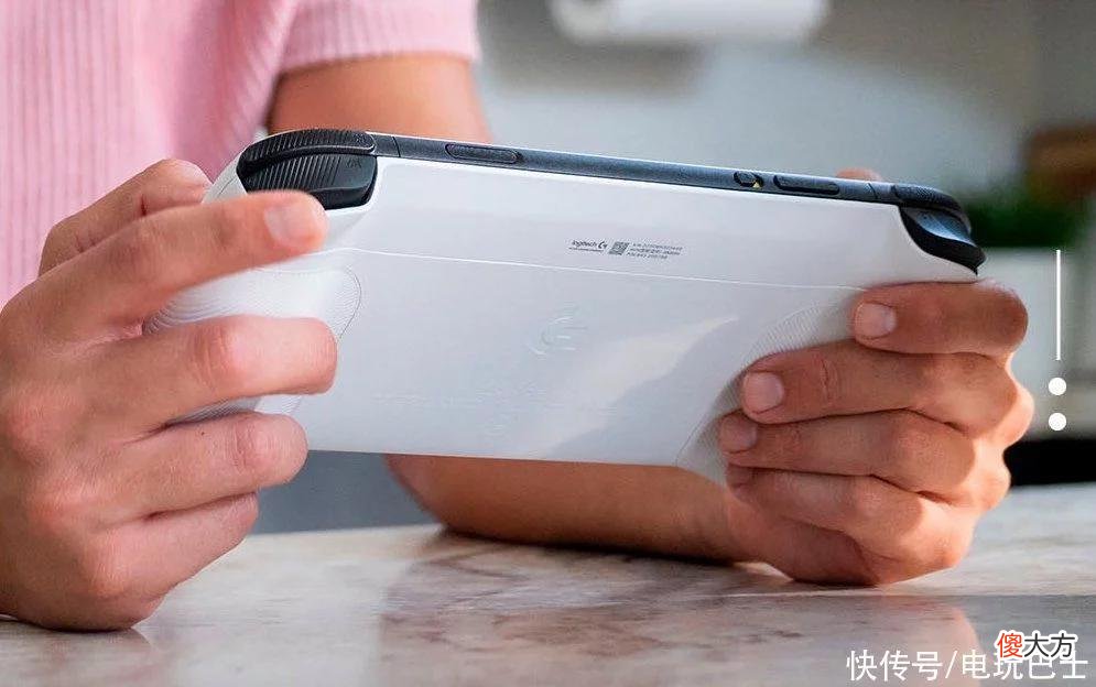 【游戏迷】推特用户爆料 罗技 & 腾讯云游戏掌机实物外观图