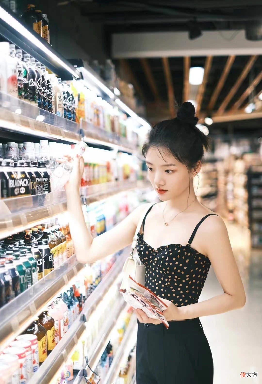 【时尚一点】吊带背心不愧是穿搭必杀技,清纯性感轻松转换,明星也爱它!