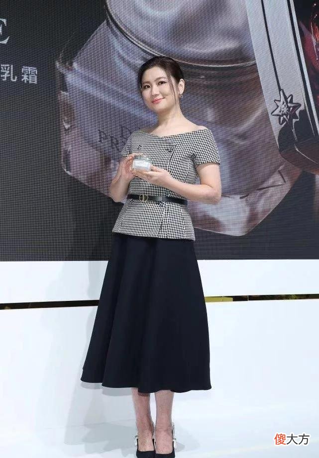 【就爱时尚】Selina这次找到真爱了，法式打扮身材好丰腴，大方露疤痕很自信
