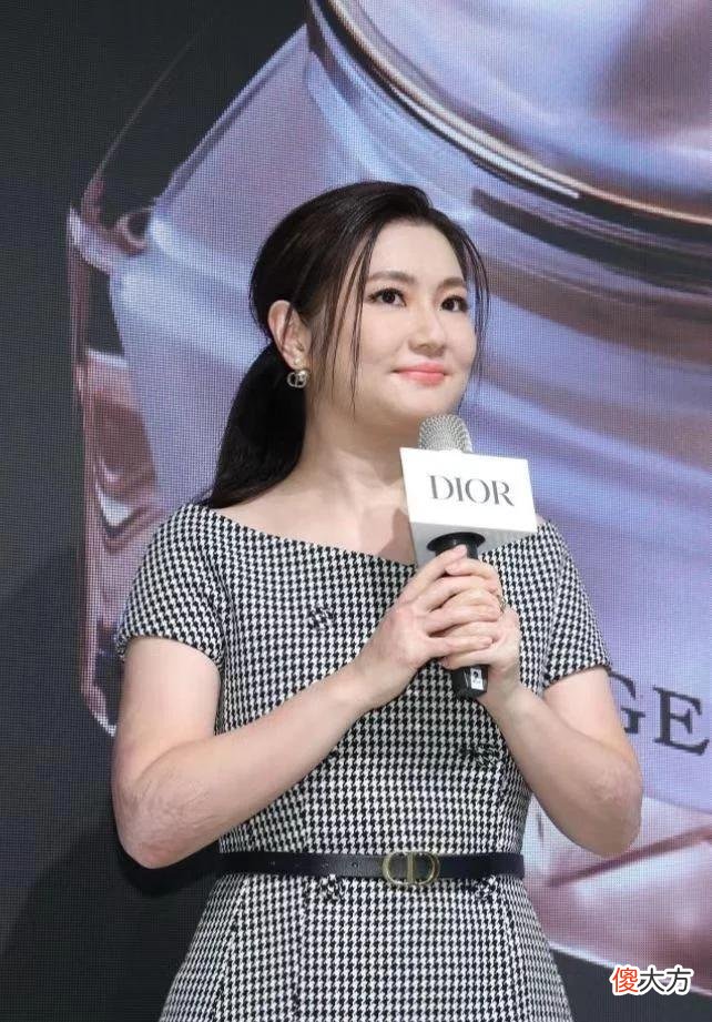 【就爱时尚】Selina这次找到真爱了，法式打扮身材好丰腴，大方露疤痕很自信