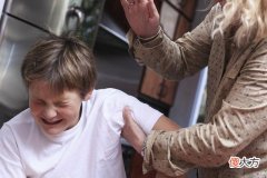 妈妈骂孩子，孩子反而求抱抱？看完原因后，请好好爱孩子