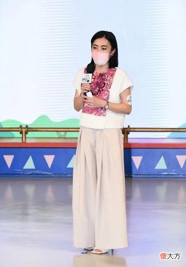 【就爱时尚】甘比代表大刘高调亮相,穿阔腿裤化浓妆一脸憔悴,但很有正房气场