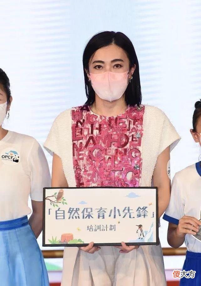 【就爱时尚】甘比代表大刘高调亮相,穿阔腿裤化浓妆一脸憔悴,但很有正房气场