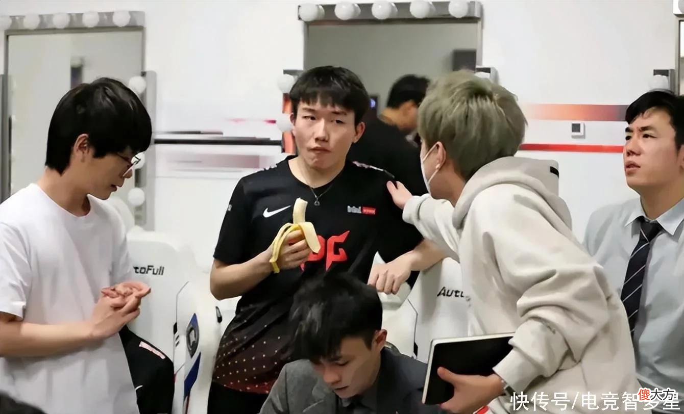 【游戏迷】香蕉真的有用?JDG中场休息吃香蕉完成让二追三,错怪Faker了