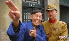 【历史故事】汉奸打扫战场，发现一名八路军还有气，小声说：别动，我一会儿就走