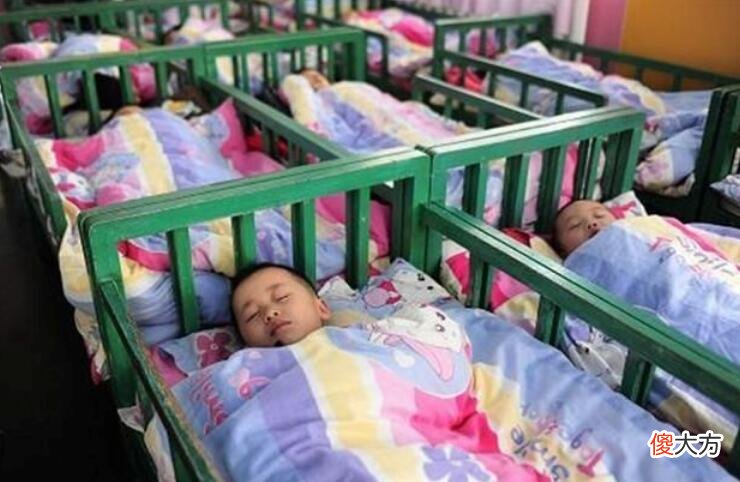 为啥孩子在幼儿园睡午觉，在家不睡？背后原因要知道