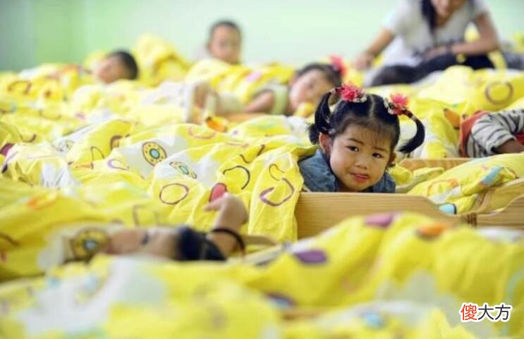 为啥孩子在幼儿园睡午觉，在家不睡？背后原因要知道