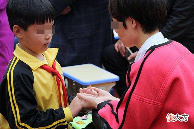 孩子长大后孝不孝顺，在他小时候就有苗头，这两个特征很明显！