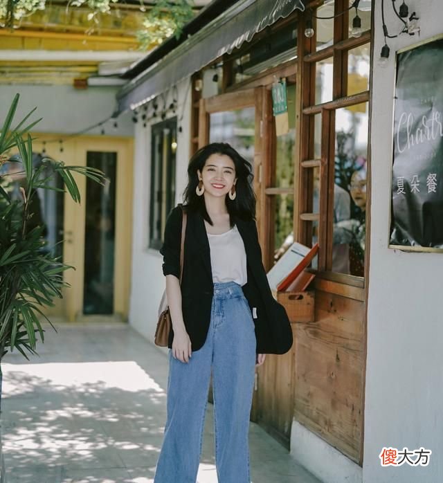 【时尚一点】阔腿裤过时了！今秋流行牛仔裤，高级显瘦，40＋女人这样穿好美