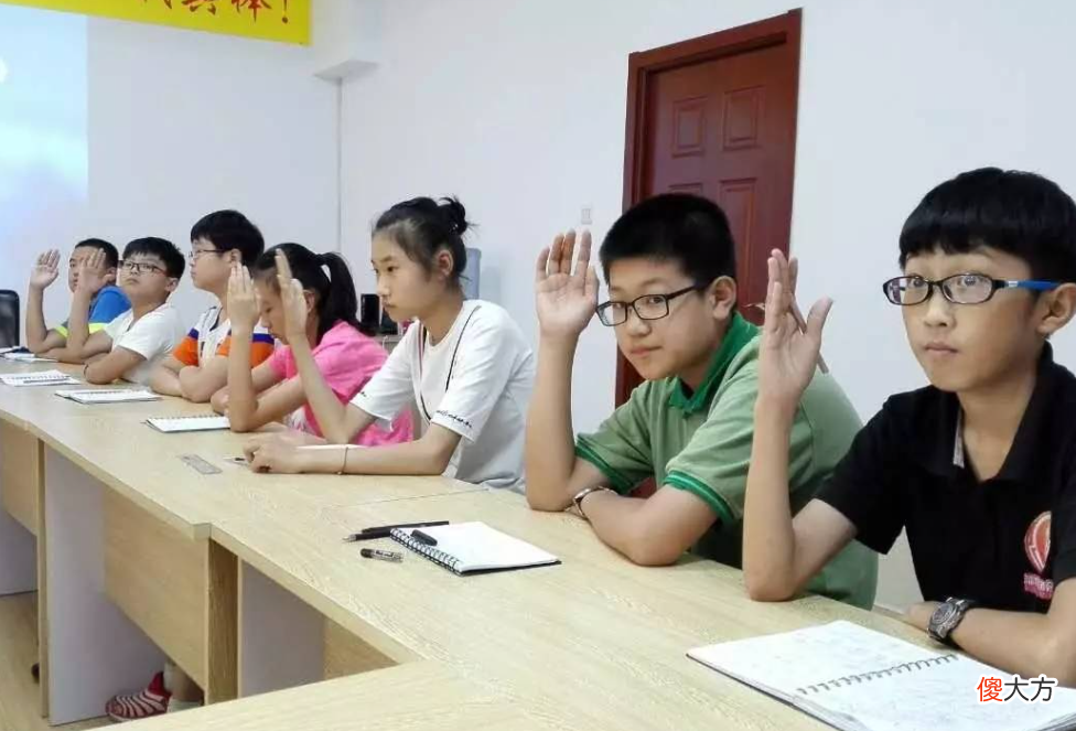 花十几万送孩子去寄宿学校,2.8÷0.7算不出,父亲很崩溃