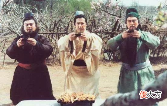 【历史故事】为什么曹操一起兵，曹仁、曹洪、夏侯惇等兄弟都来了，而且都成了当世良将，刘备、孙坚这些人怎么没有兄弟辅