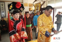 【历史故事】男子戴着价值3亿的乾隆扳指，专家建议无偿充公，他笑着回应6字