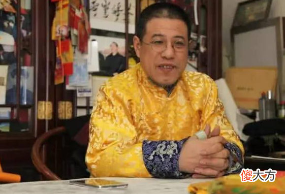 【历史故事】男子戴着价值3亿的乾隆扳指，专家建议无偿充公，他笑着回应6字