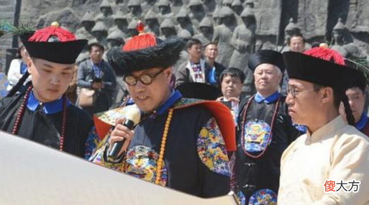 【历史故事】男子戴着价值3亿的乾隆扳指，专家建议无偿充公，他笑着回应6字