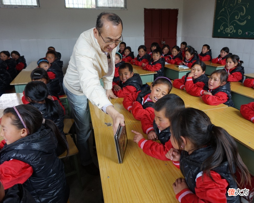 家长教育学生时，不能过度限制孩子，争取让他成为有主见的人