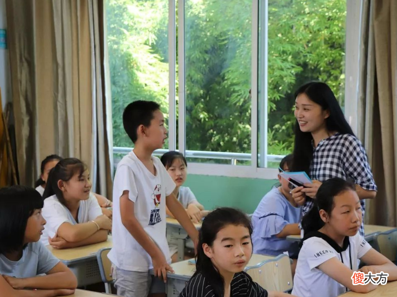 家长教育学生时，不能过度限制孩子，争取让他成为有主见的人