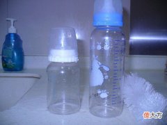 开水烫奶瓶能消毒？宝妈别图省事，没做好这五个步骤，奶瓶白刷了