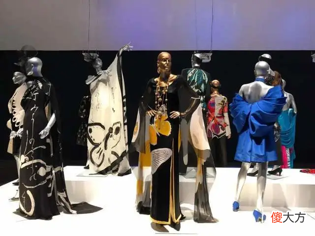 【就爱时尚】她用蝴蝶惊艳时尚界，成为三宅一生的偶像…网友：再见了高定女王