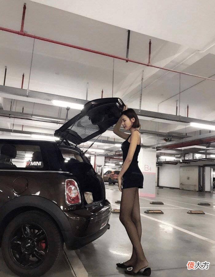 【就爱时尚】时髦穿着的邻家女孩,硬要我帮她“拍照”,真好看