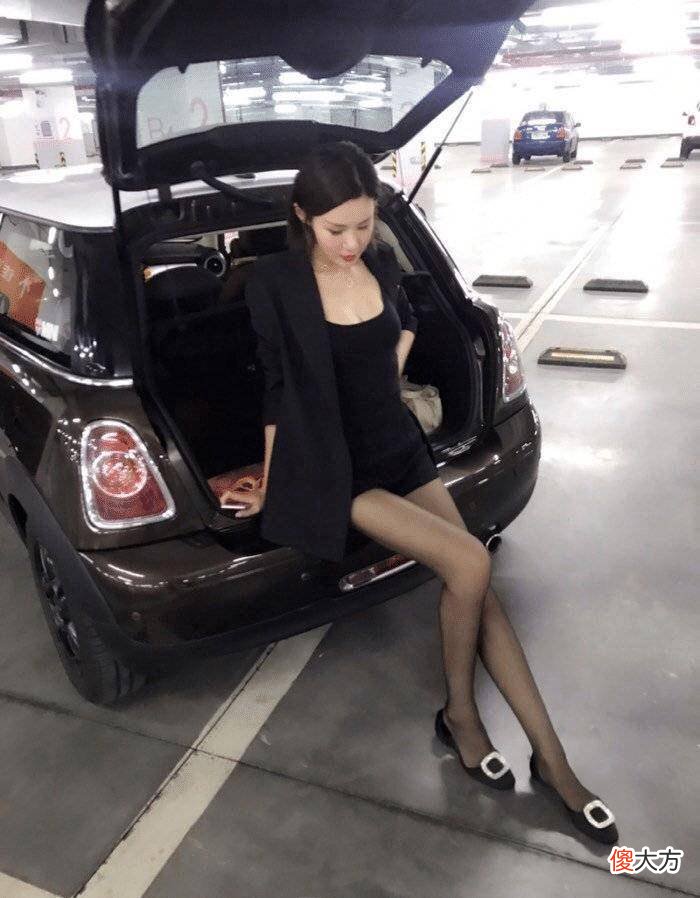 【就爱时尚】时髦穿着的邻家女孩,硬要我帮她“拍照”,真好看