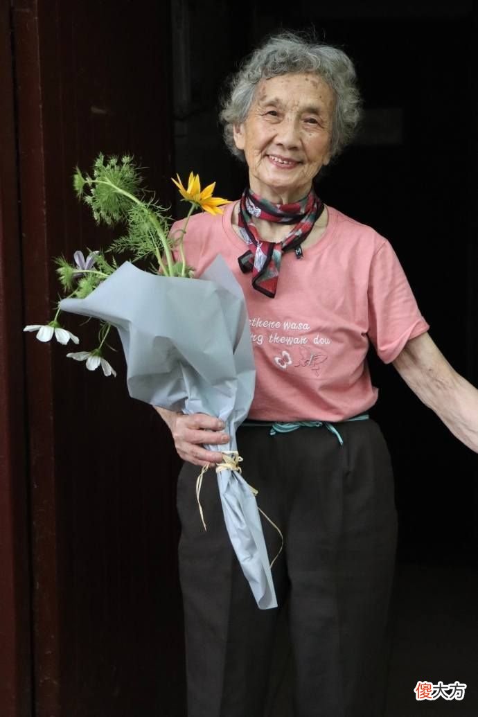 【时尚一点】女人上了年纪，别只穿黑白灰！多穿这4种富贵色，一看就是有钱人