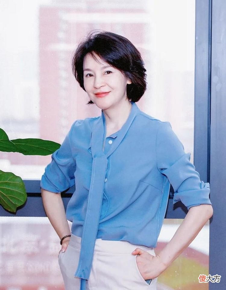 【时尚一点】女人上了年纪，别只穿黑白灰！多穿这4种富贵色，一看就是有钱人